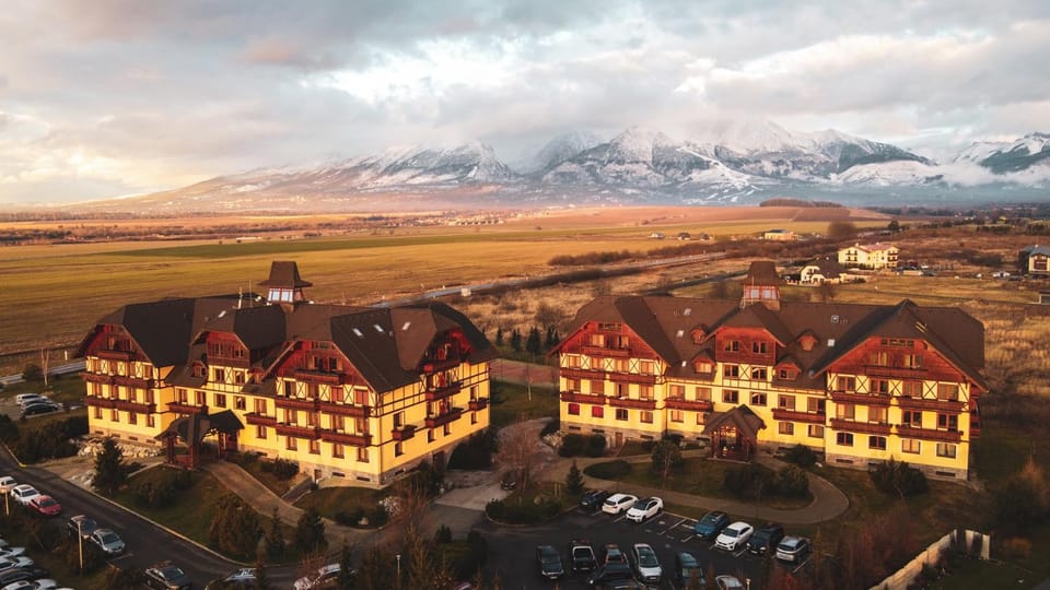Property building, Nearby landmark, Natural landscape, Bird's eye view, Landmark view, Mountain view, Location