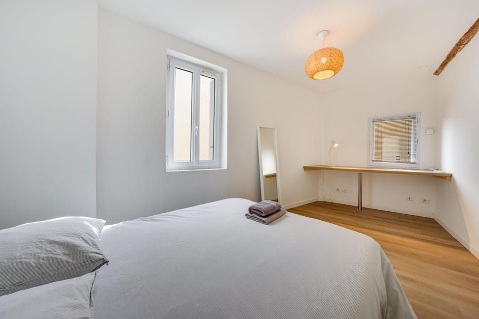 Bed, Night, Seating area