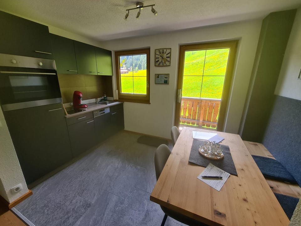 Kitchen or kitchenette, Dining area, stove