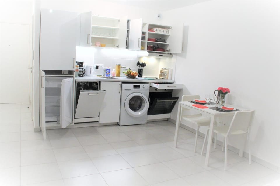 Kitchen or kitchenette, Dining area