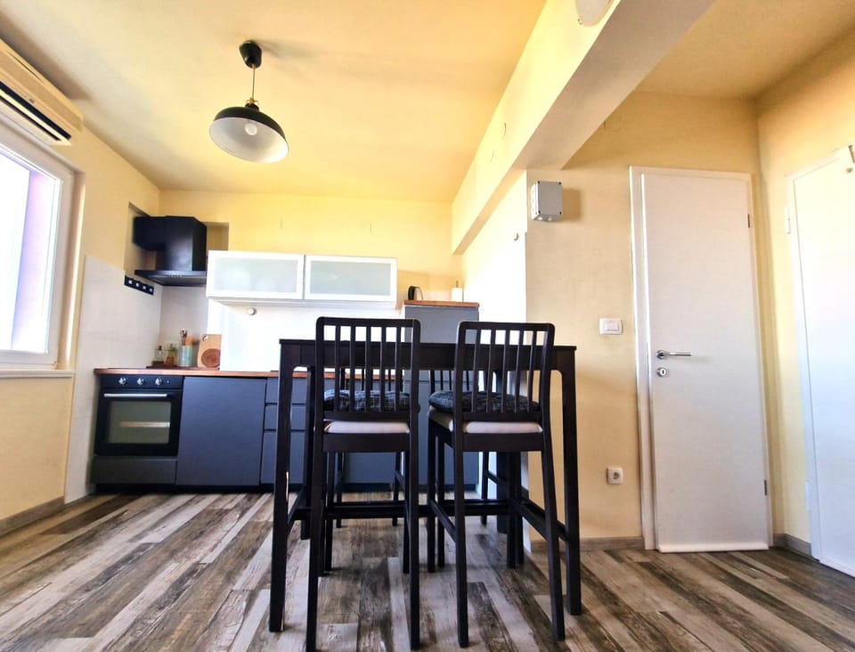 Kitchen or kitchenette, Seating area, Dining area