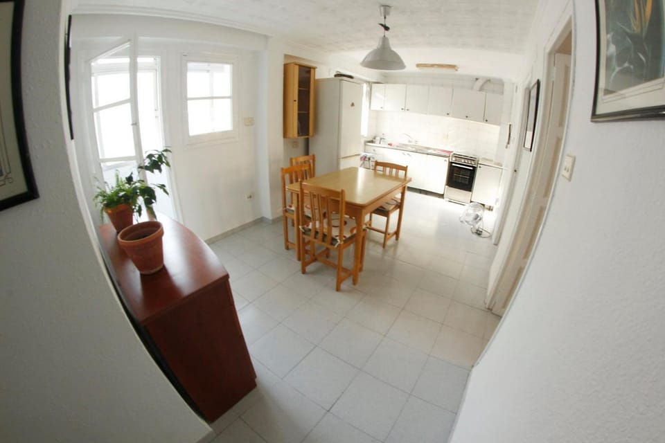 Kitchen or kitchenette, Seating area, Dining area, Communal kitchen