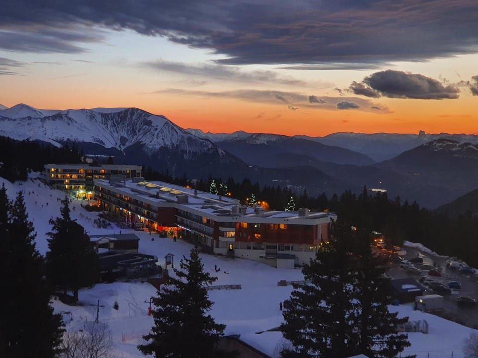 Neighbourhood, Winter, Mountain view, Sunset