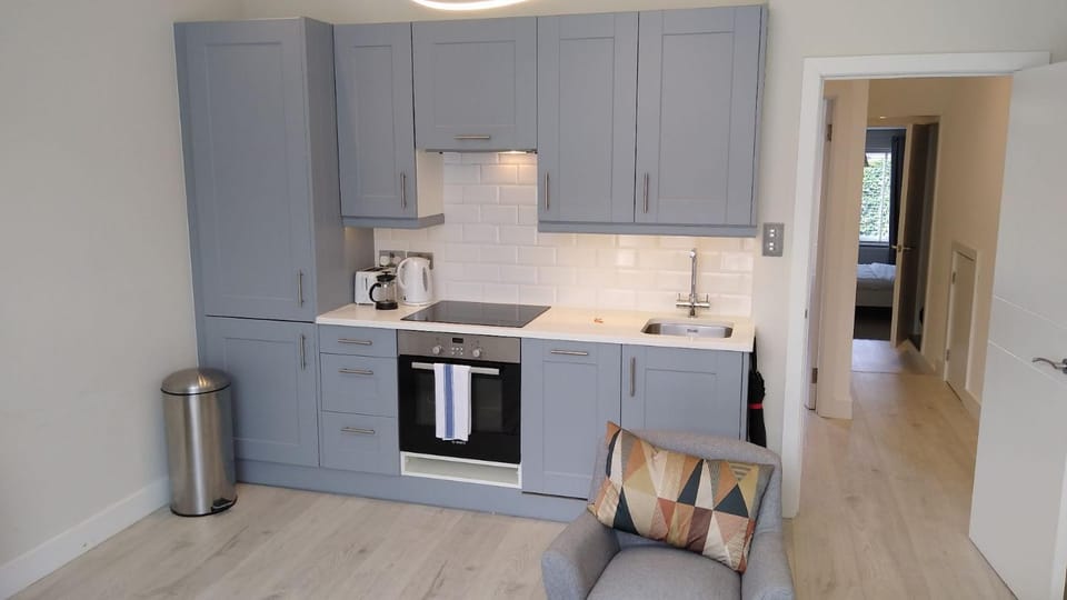 Modern 2 Bed Flat in Maida Hill near Kensal town in for up to 4 people - 9mins to tube station Apartment in City of Westminster