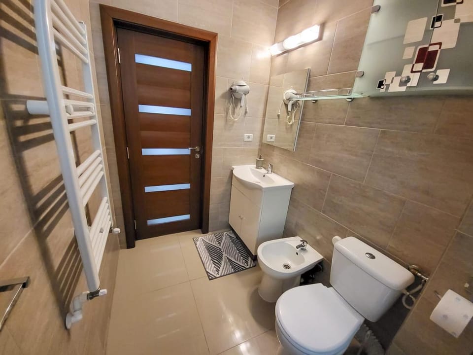 Shower, Toilet