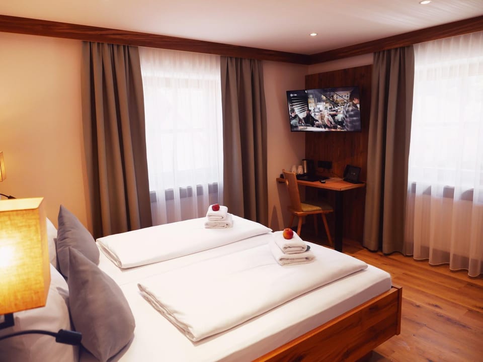 Bed, TV and multimedia, Bedroom