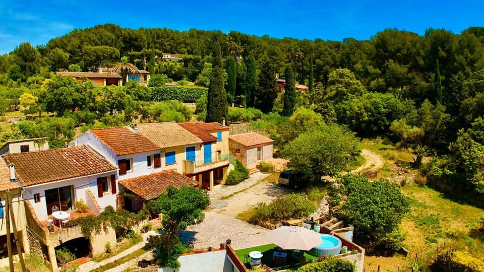 Mas provençal vue mer à 5 min de la plage et Jacuzzi Apartment in Sanary-sur-Mer