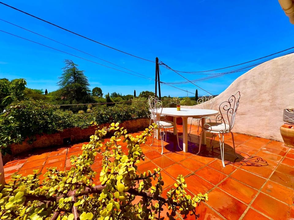 Mas provençal vue mer à 5 min de la plage et Jacuzzi Apartment in Sanary-sur-Mer