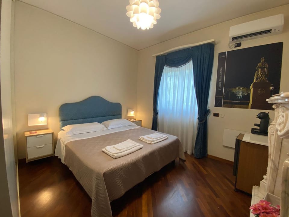 Bed, Photo of the whole room, Bedroom, air conditioner