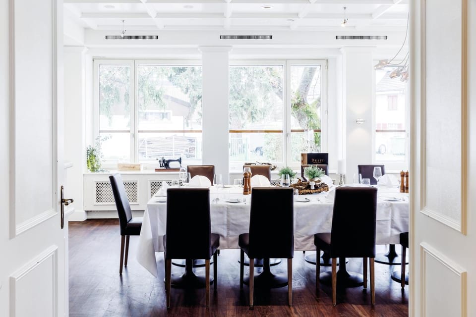 Restaurant/places to eat, Dining area