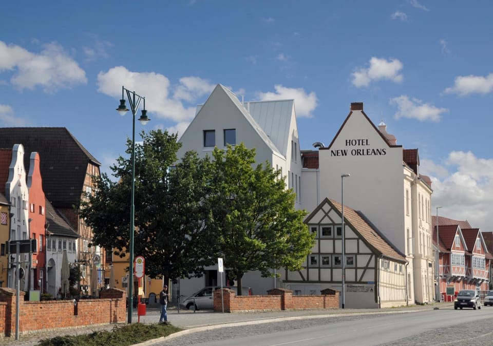 Facade/entrance, Area and facilities