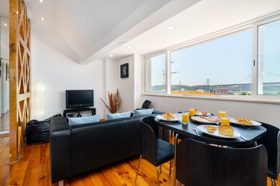 TV and multimedia, Living room, Dining area, City view, River view