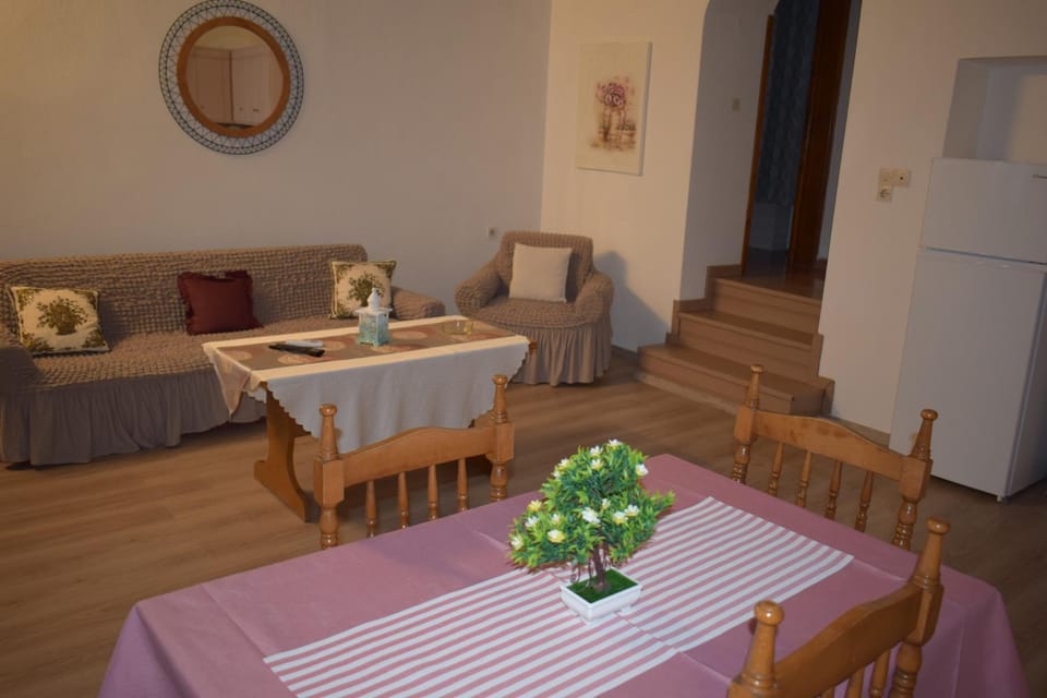 TV and multimedia, Seating area, Dining area