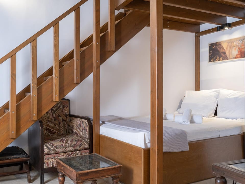 Bed, Seating area