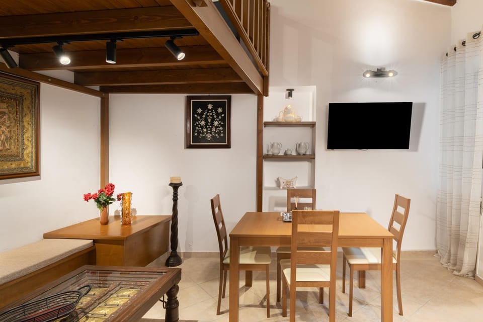 TV and multimedia, Living room, Seating area, Dining area, Evening entertainment