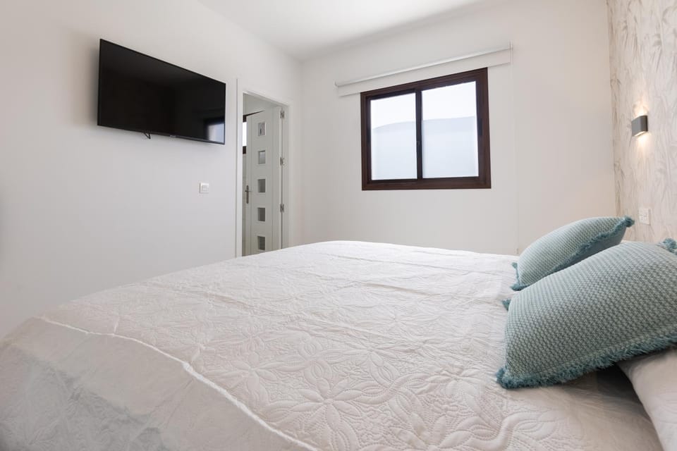 Bed, TV and multimedia, Bedroom