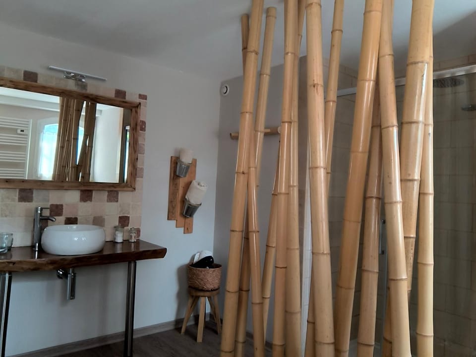 Bathroom, Decorative detail