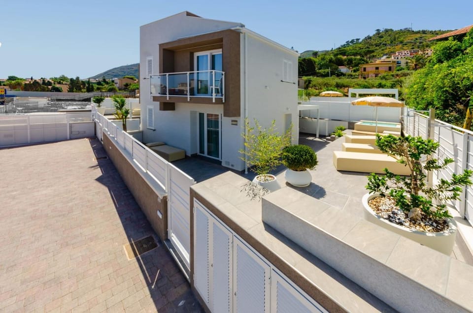 Property building, Balcony/Terrace