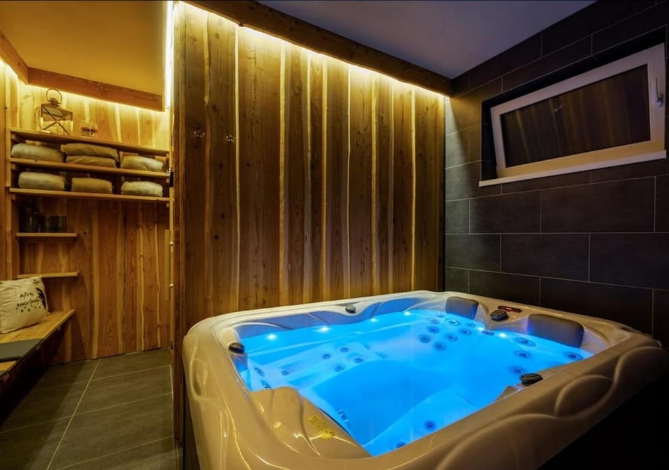 Hot Tub, Sauna