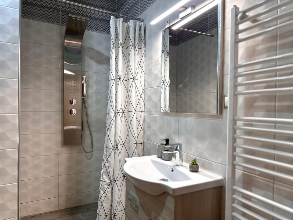 Shower, Hot Tub, Hot Tub, Bathroom