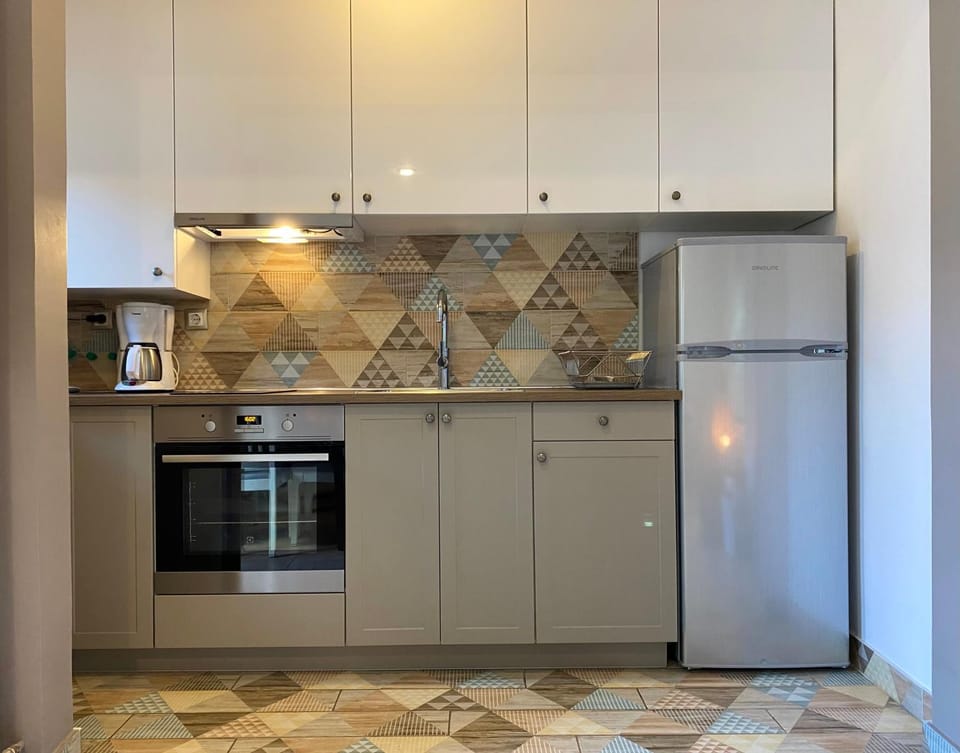 Coffee/tea facilities, Kitchen or kitchenette, oven, stove, kitchen