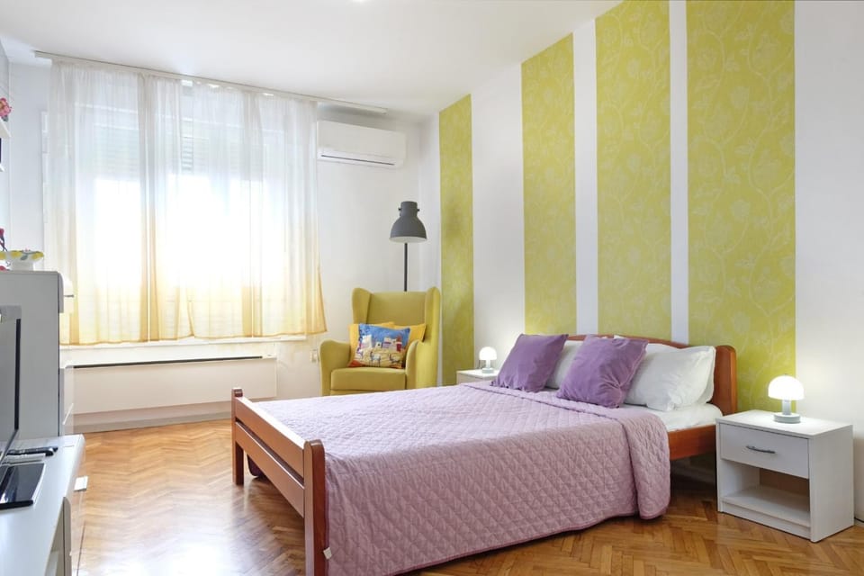Bed, TV and multimedia, Bedroom