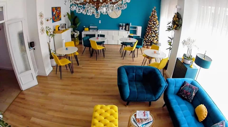 Restaurant/places to eat, Living room, Seating area, Dining area