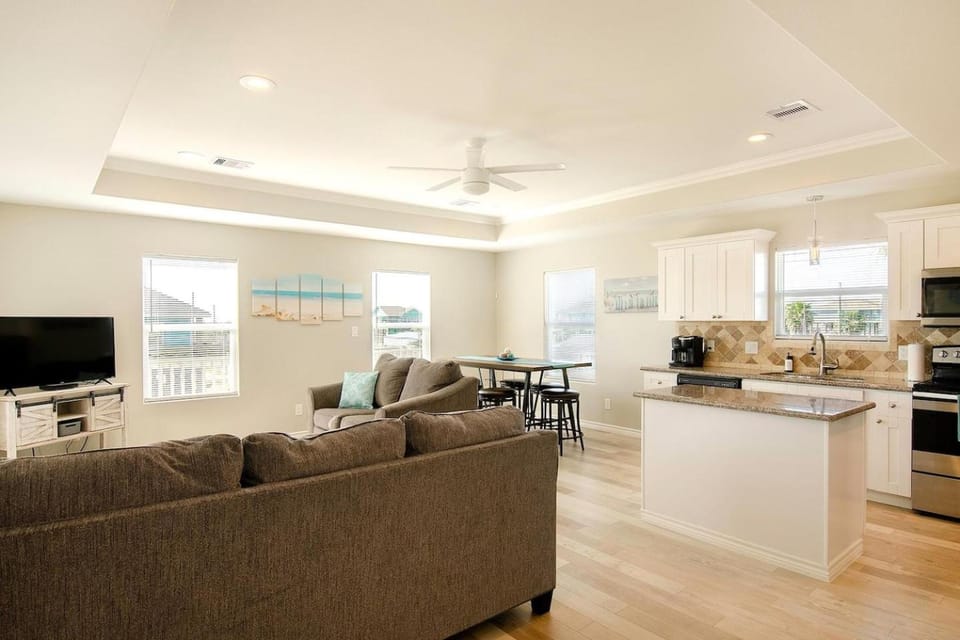 TV and multimedia, Kitchen or kitchenette, Living room, Photo of the whole room, Decorative detail, Dining area