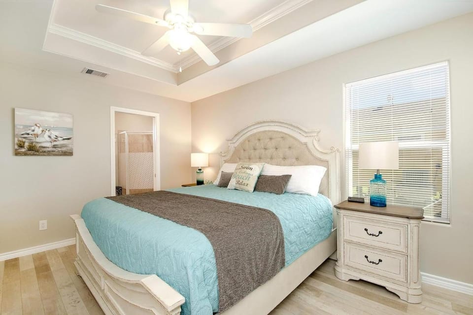 Bed, Photo of the whole room, Decorative detail, Bedroom