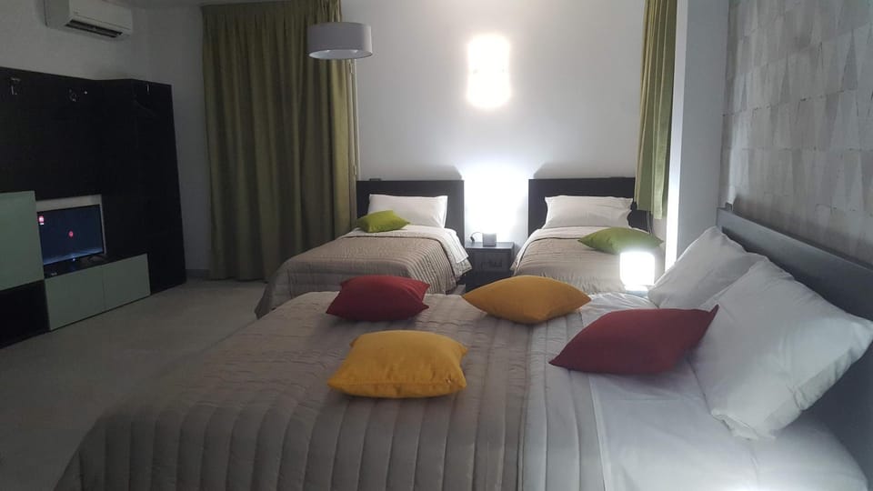 Bed, TV and multimedia, Balcony/Terrace, Photo of the whole room, Bedroom, towels