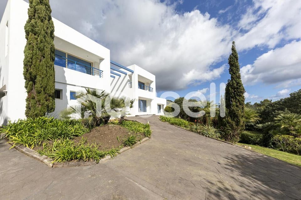 Property building, Facade/entrance, Lobby or reception, Parking