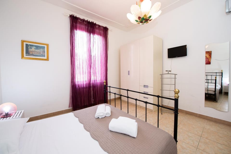 Other, Photo of the whole room, Decorative detail, Bedroom