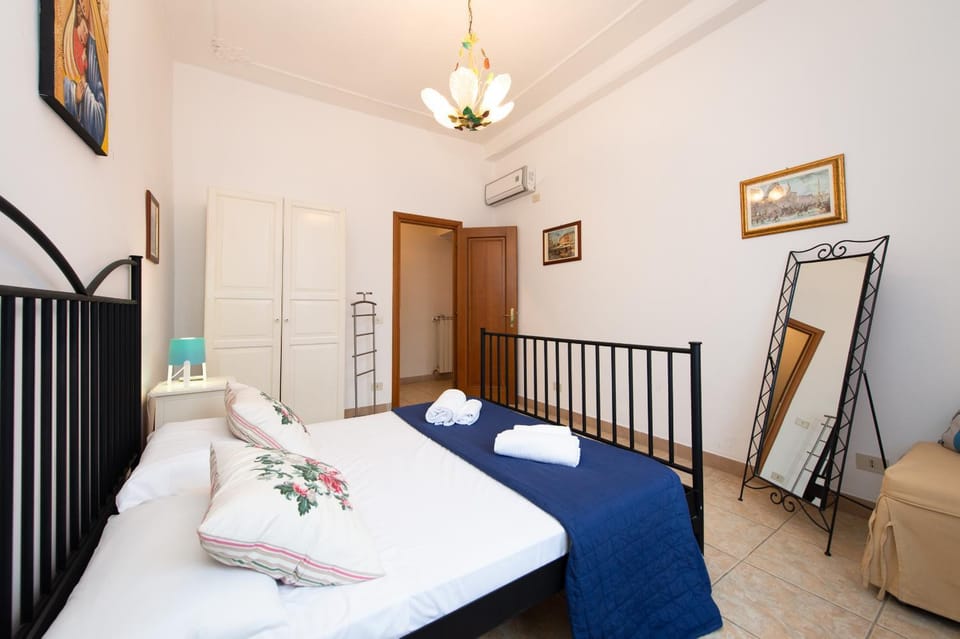 Other, Photo of the whole room, Decorative detail, Bedroom