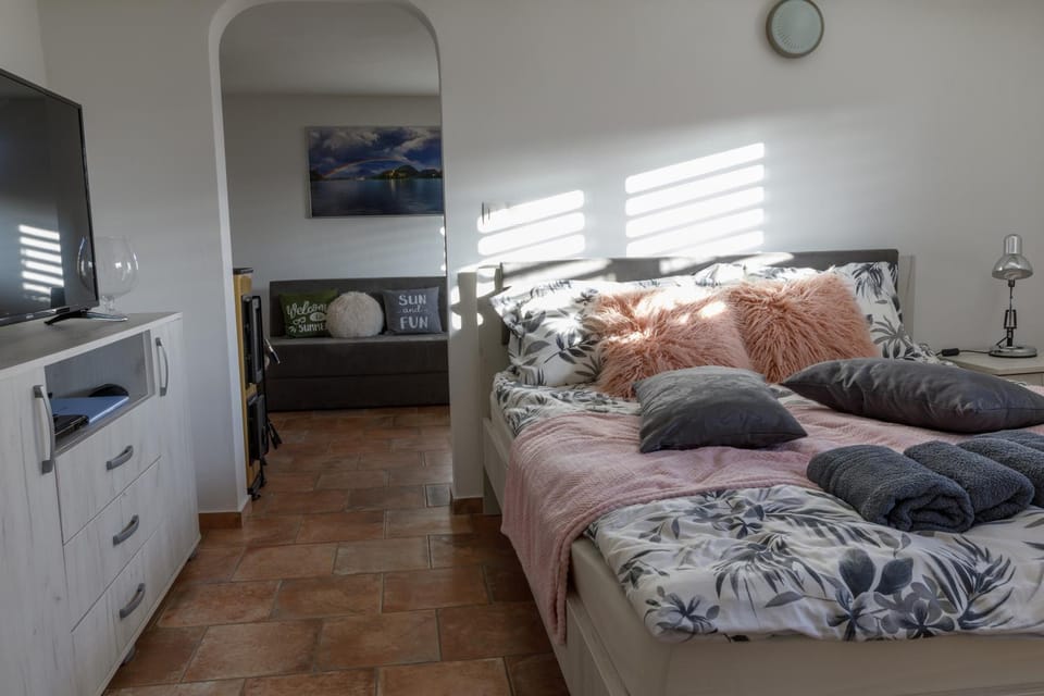 Bed, Bedroom, towels