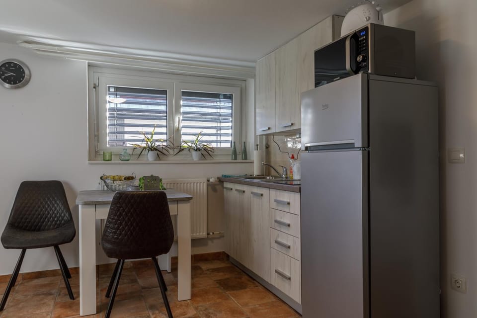 Kitchen or kitchenette, Dining area, minibar, oven, stove