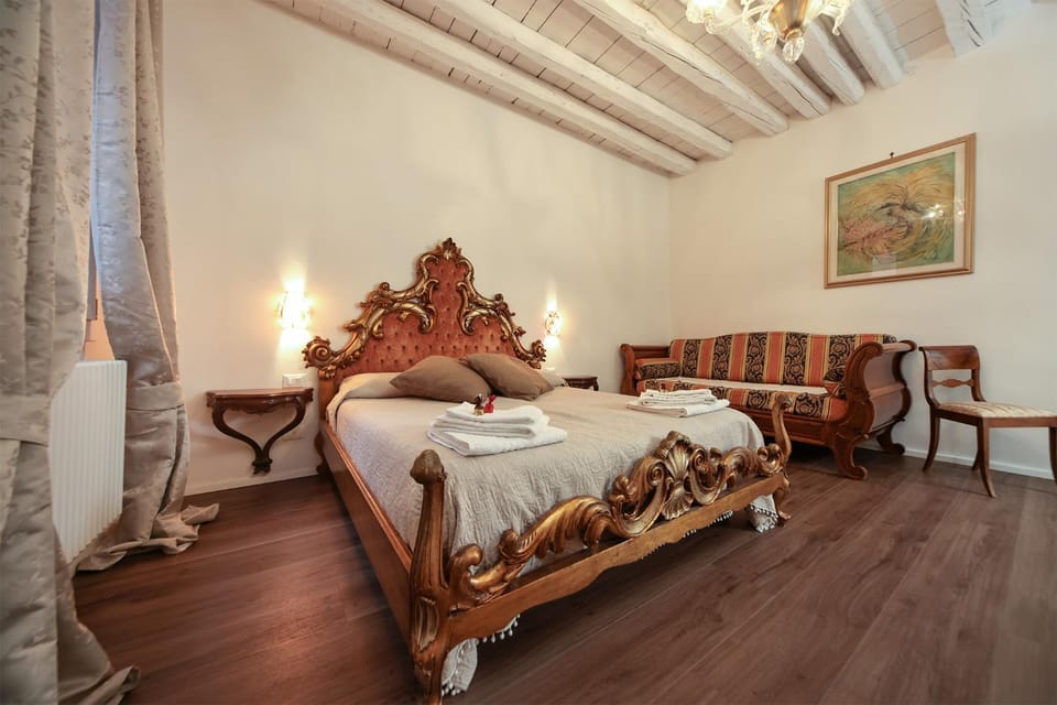 Bed, Bedroom, towels