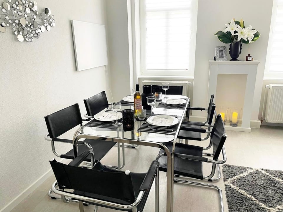 Living room, Seating area, Dining area, fireplace