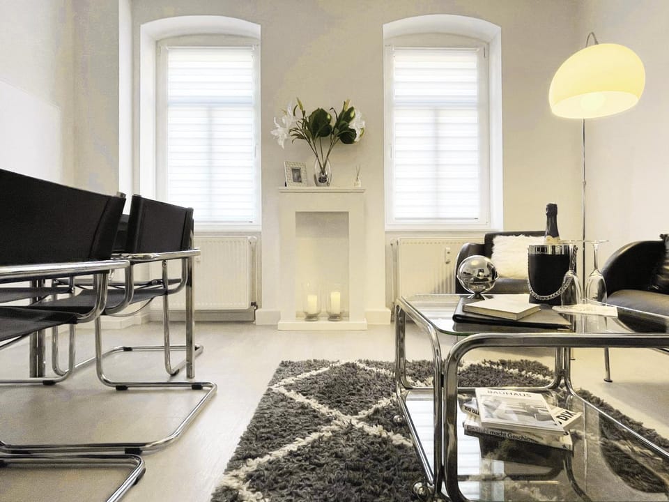 Living room, Seating area, Dining area, fireplace