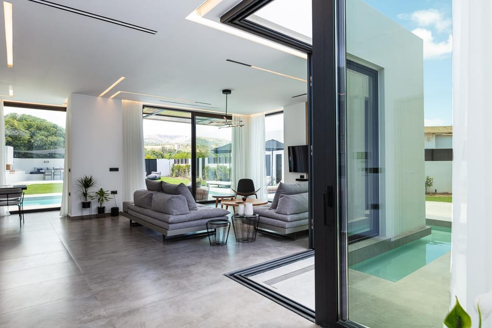 Communal lounge/ TV room, TV and multimedia, Balcony/Terrace, Living room, Seating area, Garden view, Pool view