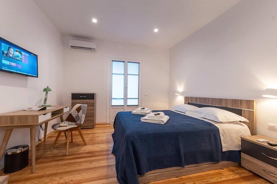 Bed, TV and multimedia, Photo of the whole room, Bedroom, air conditioner