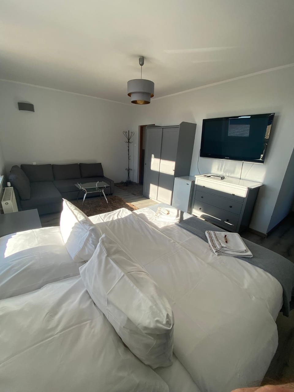 Bed, TV and multimedia, Living room, Photo of the whole room, Bedroom, towels
