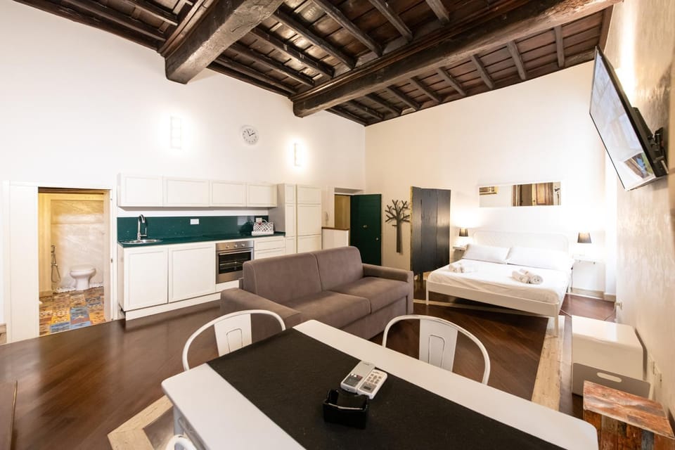 Toilet, Bathroom, TV and multimedia, Kitchen or kitchenette, Living room, Dining area, Bedroom