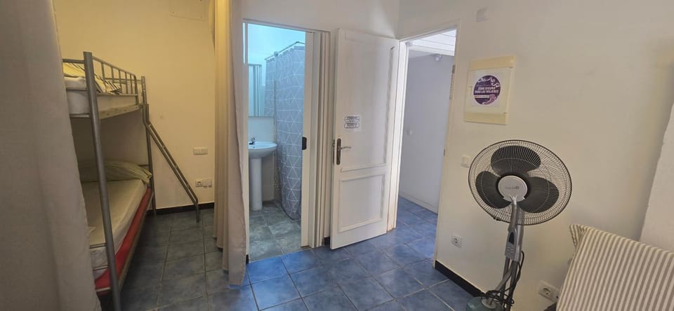 ALBERGUE CRISTINA habitaciones con baño privado y mini cocina Hostel in Corralejo