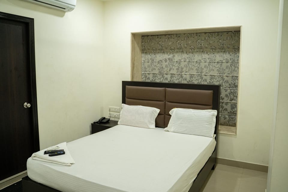 Bed, View (from property/room), Photo of the whole room, Bedroom, Breakfast, air conditioner