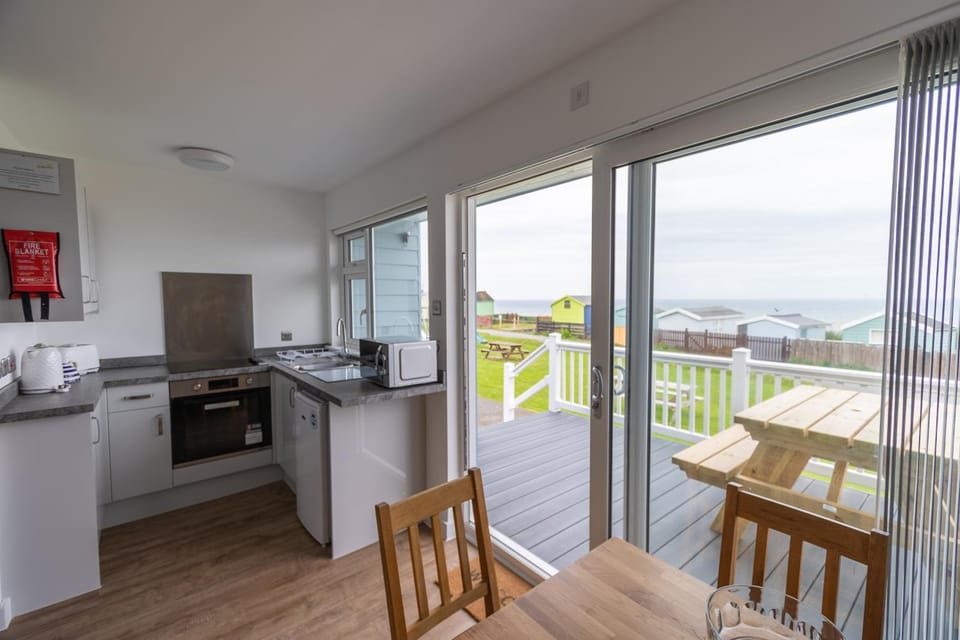 View (from property/room), Balcony/Terrace, Kitchen or kitchenette, Sea view