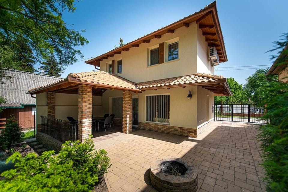 Property building, Patio, Facade/entrance