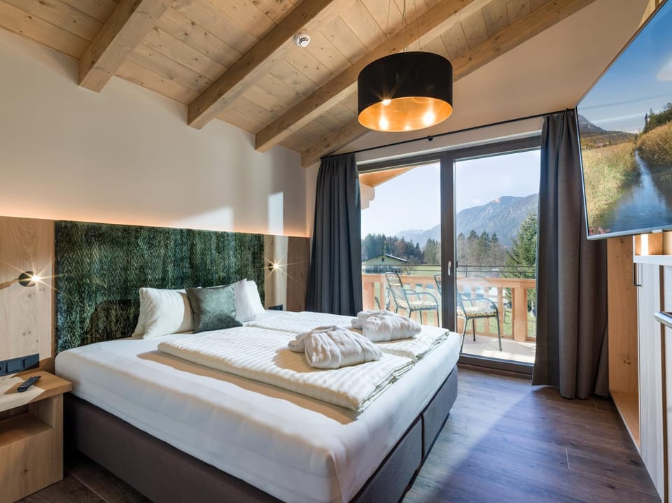 TV and multimedia, Photo of the whole room, Bedroom, Garden view, Mountain view