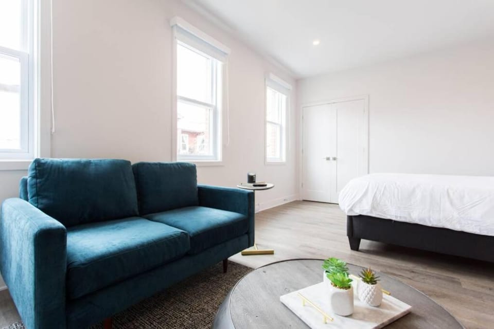 Bed, Living room, Seating area, Bedroom