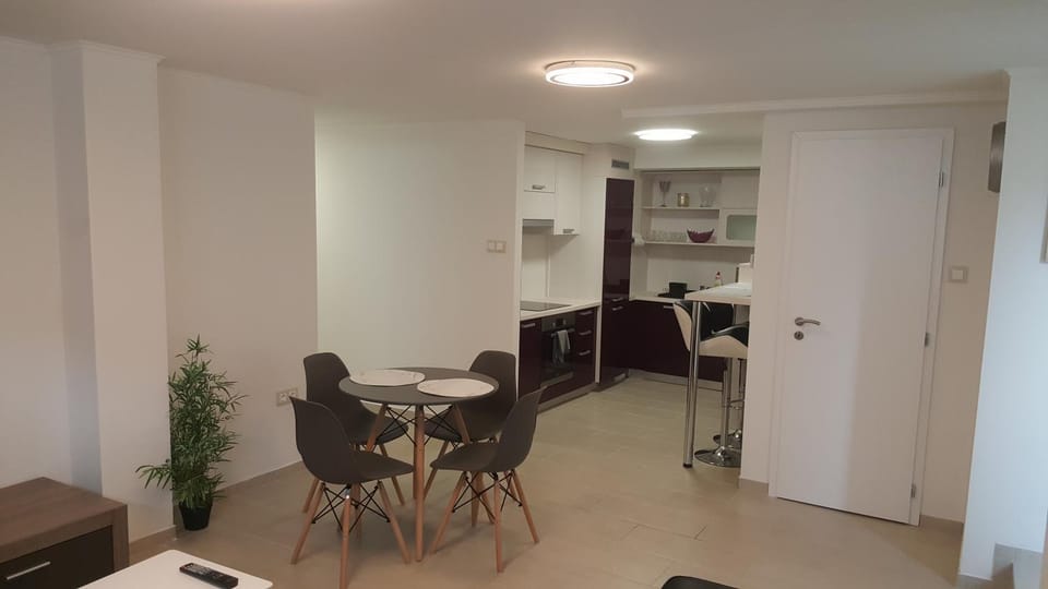 Coffee/tea facilities, Kitchen or kitchenette, Dining area