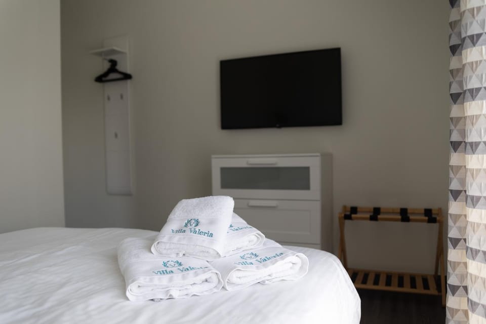Bedroom, towels
